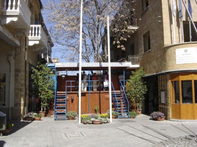 Calle Ledra, en la parte griega de Nicosia. Al fondo, la l�nea verda (Click para ampliar)