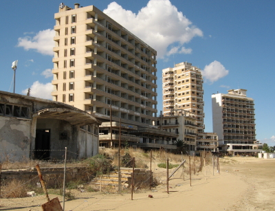 Hoteles abandonados en primera l�nea de playa (Click para ampliar) (C) Michael J. Totten