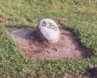 Marcador fronterizo en el enclave banglades� de Dahagram-Angarpota (click para ver la foto completa)