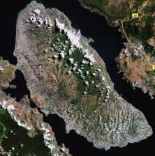 Isla en el lago en la isla