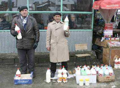 Ancianos vendiendo leche de dudosa calidad en Mitrovica Norte