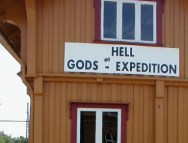 Cartel en la estación de ferrocarril de Hell, Noruega (click para ampliar)
