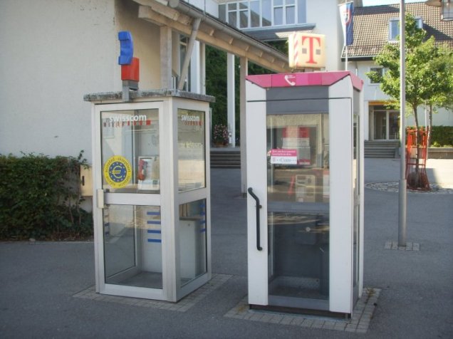 Cabinas de teléfono suizas y alemanas en Büsingen (click para ampliar)