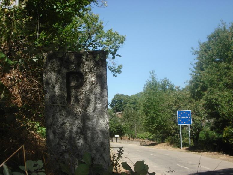 Hito fronterizo nº 408, junto a la carretera general.