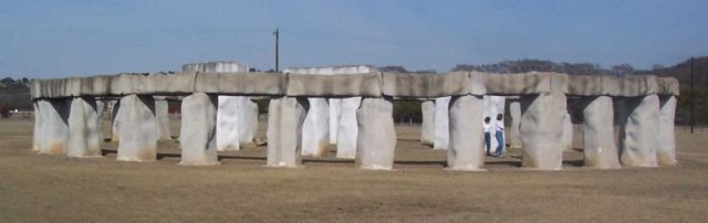 800px-stonehenge_texas_01