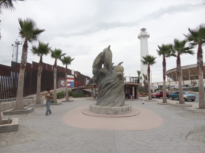 La plaza de toros a la derecha