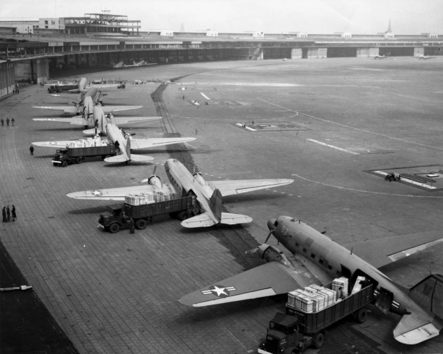 Screenshot_2020-01-20 C-47s_at_Tempelhof_Airport_Berlin_1948 jpg (Imagen JPEG, 1800 × 1438 píxeles) - Escalado (68 %)