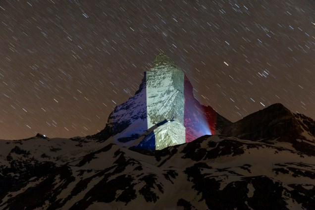 Bandera francesa proyectada sobre la cima del Matterhorn