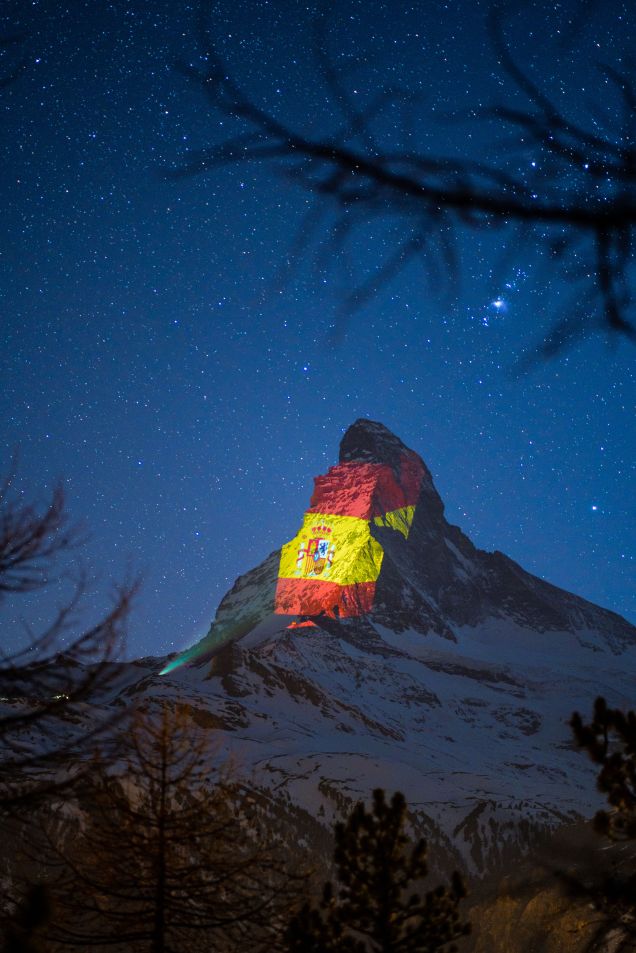 Proyección de la bandera de España en la cima del Matterhorn