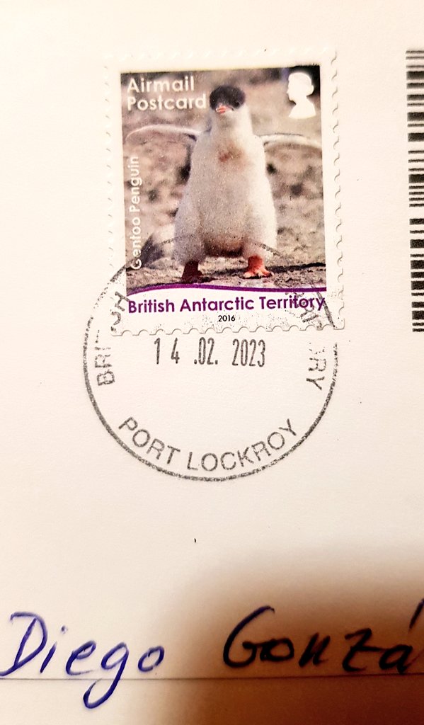 Sello y matasellos de la postal enviada desde la Antártida. En el sello se ve un pingüino, el matasellos reza "Port Lockroy. British Antarctic Territory. 14-02-2023"